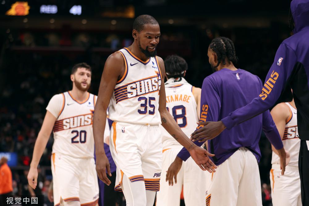 她需要在前 她需要在前